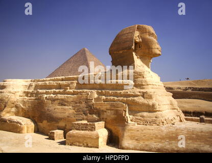 Große Sphinx mit der großen Pyramide des Cheops - Cheops - hinter, Gizeh, Kairo, Ägypten Stockfoto