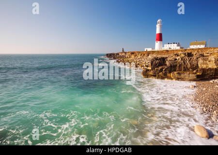 Der Portland Bill Leuchtturm auf der Isle of Portland in Dorset, England an einem sonnigen Tag. Stockfoto