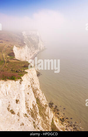 Die weißen Klippen von Dover an einem schönen nebligen Morgen, von oben fotografiert. Stockfoto