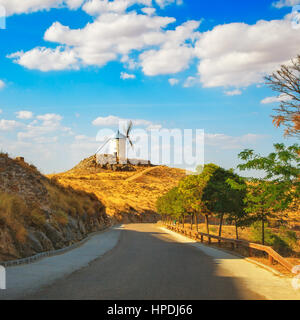 Windmühlen von Cervantes Don Quixote und Straße in Consuegra. Kastilien-La Mancha, Spanien, Europa Stockfoto