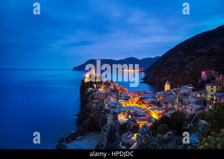 Vernazza Dorf, Blick auf den Sonnenuntergang, Seelandschaft in Cinque Terre Nationalpark Cinque Terre, Ligurien Italien Europa. Langzeitbelichtung. Stockfoto