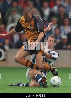 STEVE BULL & PAUL RAVEN WEST BROM V Wölfe 25. August 1997 Stockfoto