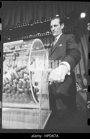 Curtis W Tarr, Direktor des Selective Service System, dreht sich die Trommel mit Kapseln der Entwurf Zahlen bei der jährlichen Draft Lottery, Washington, DC, 02.02.1972. Stockfoto
