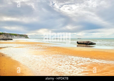 Arromanches-Les-Bains, direkt am Meer Strand und Reste des künstlichen Hafens, am d-Day im zweiten Weltkrieg verwendet. Normandie, Frankreich. Stockfoto