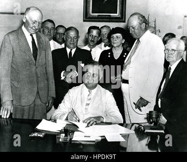 Präsident Franklin D Roosevelt Unterzeichnung Sozialversicherung Rechnung von (l, R) bezeugt Vertreter Robert L Doughton; Robert F Wagner; der Präsident; Arbeitsministerin Frances Perkins; Senator Pat Morrison und repräsentative David J Lewis, Washington, DC, 14.08.1935. Stockfoto