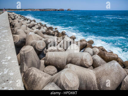 Portugal, Algarve, Sagres, massive tetrapod Betonkonstruktionen verstärken die Mole Mole von Porto da Baleeira Sagres Stockfoto