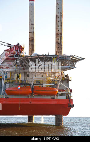 Nahaufnahme von Bohrinseln auf hoher See Stockfoto