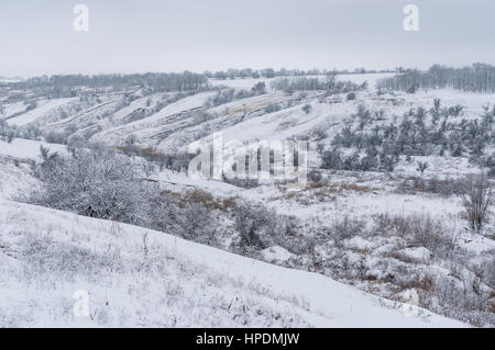 Winterlandschaft mit Bodenerosion in der Ukraine Stockfoto