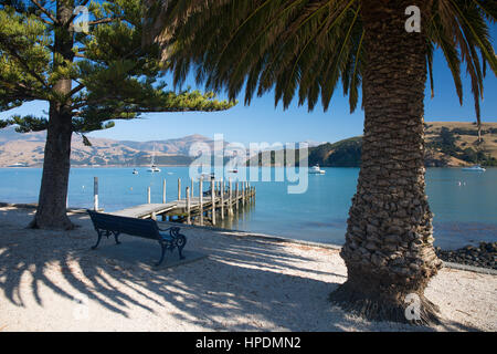 Akaroa, Canterbury, Neuseeland. Blick über den Hafen von Akaroa, auf der Sie von der Uferpromenade entfernt. Stockfoto