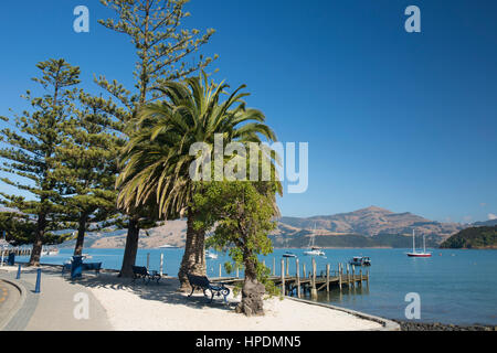 Akaroa, Canterbury, Neuseeland. Blick über den Hafen von Akaroa, auf der Sie von der Uferpromenade entfernt. Stockfoto