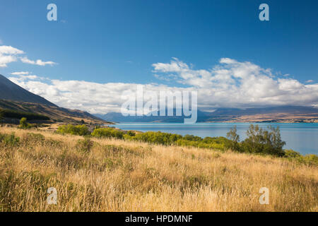 Twizel, Canterbury, Neuseeland. Blick nach Norden entlang des Lake Pukaki von Peters Lookout, den Südlichen Alpen eingehüllt in Cloud. Stockfoto