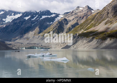 Aoraki/Mount Cook Nationalpark, Canterbury, Neuseeland. Blick über den eisigen Gewässern der Hooker Lake, Endstation der Hooker Valley Track. Stockfoto