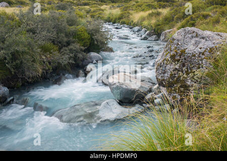 Aoraki/Mount Cook Nationalpark, Canterbury, Neuseeland. Mountain Stream durch die Schneeschmelze im Hooker Valley zugeführt. Stockfoto