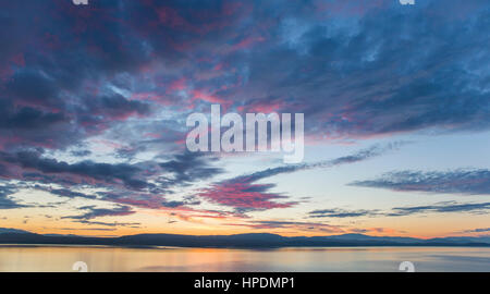 Twizel, Canterbury, Neuseeland. Panoramablick über Lake Pukaki von Peters Lookout in der Morgendämmerung, rosa Wolken im Himmel. Stockfoto