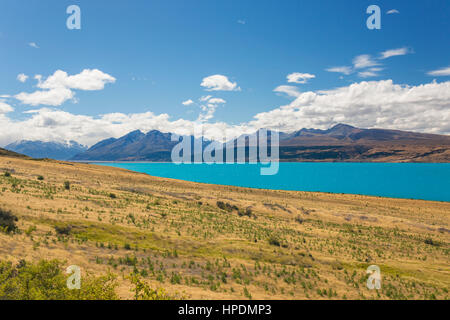 Twizel, Canterbury, Neuseeland. Blick auf das türkisfarbene Wasser des Sees Pukaki auf die zerklüfteten Gipfel der südlichen Alpen. Stockfoto