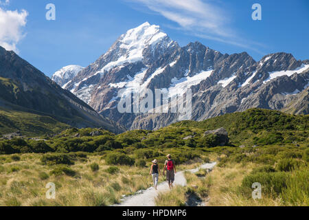 Aoraki/Mount Cook Nationalpark, Canterbury, Neuseeland. Wanderer auf dem Hooker Valley Track in Richtung schneebedeckten Aoraki/Mount Cook. Stockfoto