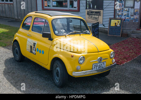 Oban, Southland, Stewart Island, Neuseeland. Blickfang Fiat 500 außerhalb der Bunkhouse Theater. Stockfoto