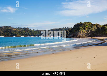 Oban, Southland, Stewart Island, Neuseeland. Blick über Halfmoon Bay von Butterfield Strand. Stockfoto