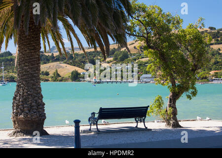 Akaroa, Canterbury, Neuseeland. Blick über den Hafen von Akaroa, auf der Sie von der Uferpromenade entfernt. Stockfoto