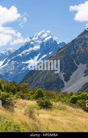 Aoraki/Mount Cook Nationalpark, Canterbury, Neuseeland. Blick vom Mount Cook Village, auf die schneebedeckten Gipfel des Aoraki/Mount Cook. Stockfoto