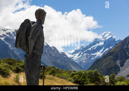Aoraki/Mount Cook Nationalpark, Canterbury, Neuseeland. Statue von Sir Edmund Hillary am Sir Edmund Hillary Alpine Center, Mount Cook Village. Stockfoto