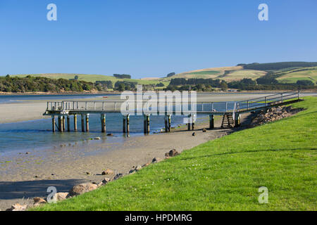 Pounawea, Catlins Conservation Area, Otago, Neuseeland. Blick von der Waterfront über die Mündung der Catlins River. Stockfoto