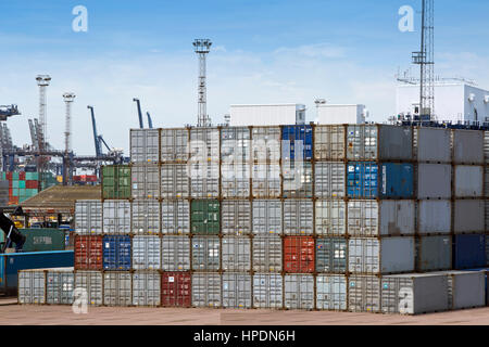 Stapel von Containern, die darauf warten, auf Schiffen in Felixstowe Containerhafen geladen werden Stockfoto