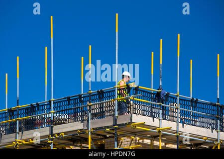 Ein Neubaugebiet Greenfield im Bau, zeigt, dass die Hälfte gebaut Häuser, Gerüst, Maurer oder Bau und Baumaschinen Stockfoto