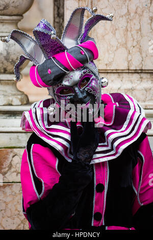 Eine Frau ist außerhalb der Dogenpalast mit traditionellen Volto Maske Venedig Karneval 2017 gesehen. Stockfoto