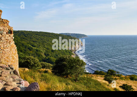 Die Ostsee-Küste der nördlichen Bornholm in Dänemark, gesehen von der Burgruine Hammershus Stockfoto