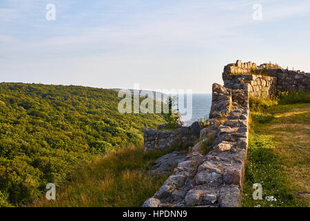 Bornholms Küstenlinie von der Burgruine Hammershus gesehen Stockfoto