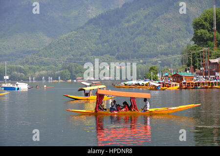 Kashmir Dal Lake, Shikara Fahrt auf dem Dal Lake. Shikara Fahrt in Dal See von Srinagar in Kaschmir Tal. (Foto Copyright © by Saji Maramon) Stockfoto