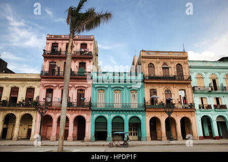 Farbenfrohen Gebäuden und historischen kolonialen angelegter am Paseo del Prado, Innenstadt von Havanna, Kuba. Stockfoto