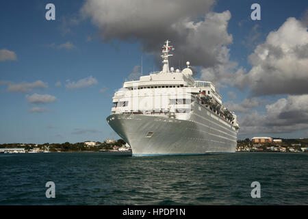 Traditionelle große weiße Kreuzfahrtschiff bei blauem Himmel tropische Wetter Caribbean von Antigua Segeln. Stockfoto
