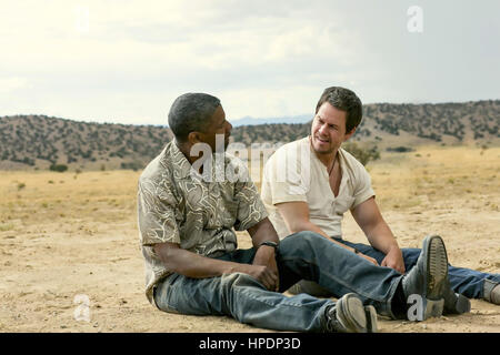 2 Waffen 2013 Universal Pictures Film mit Denzel Washington auf der linken Seite und Mark Wahlberg Stockfoto