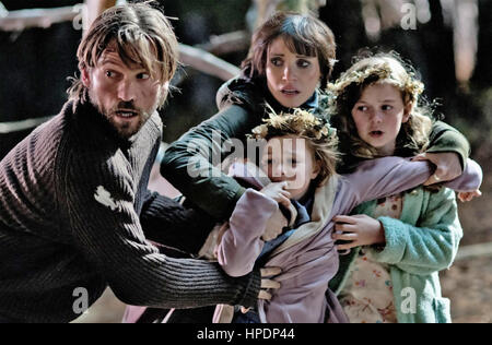 MAMA 2013 Universal Pictures Film mit von links Nikolas Coster-Waldau, Jessica Chastain, Isabelle Nélisse, Megan Charpentier Stockfoto