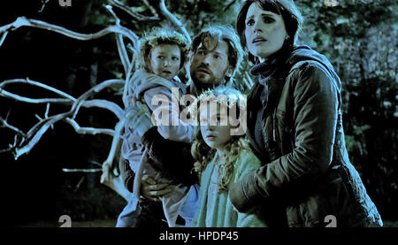 MAMA 2013 Universal Pictures film mit von links: Isabelle Nélisse, Nikolas Coster-Waldau, Megan Charpentier, Jessica Chastain Stockfoto