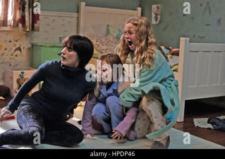 MAMA 2013 Universal Pictures Film mit von links Jessica Chastain, Isabelle Nélisse, Megan Charpentier Stockfoto