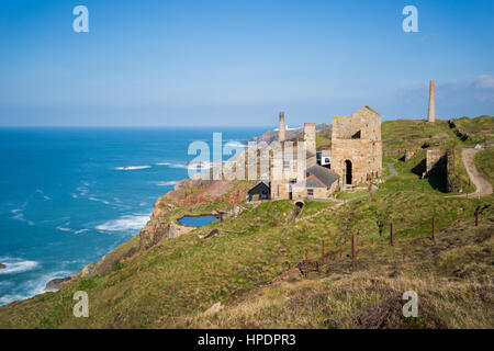 Levant Mine, eine Cornish Mining World Heritage Site, am Trewellard, Pendeen, in der Nähe von St Just, West Cornwall, England, UK im Februar Stockfoto