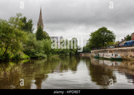 Autofahren in Richtung Bad entlang der Kennet & Avon Canal. Stockfoto