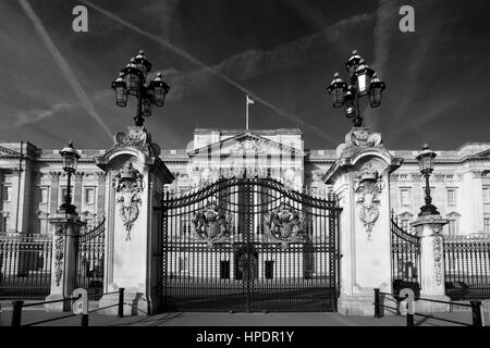 Sommer-Blick auf die Fassade des Buckingham Palace, St. James, London, England, UK Stockfoto