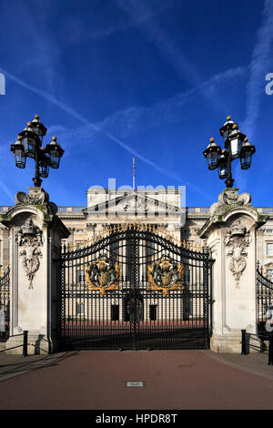 Sommer-Blick auf die Fassade des Buckingham Palace, St. James, London, England, UK Stockfoto