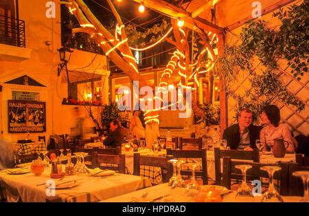 Die Plaka Viertel. Taverne in der Mnisikleous Straße, Athen, Griechenland, Europa Stockfoto