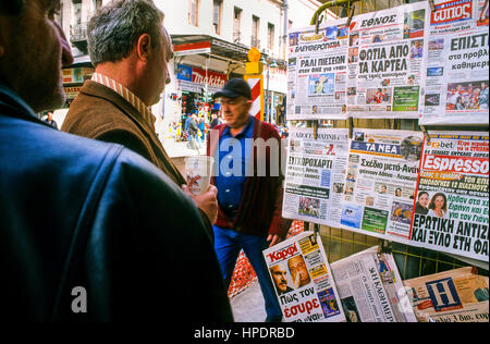 Shop von Zeitungen in Athinas Street, Athen, Griechenland, Europa Stockfoto