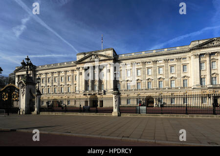 Sommer-Blick auf die Fassade des Buckingham Palace, St. James, London, England, UK Stockfoto