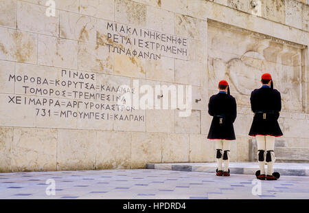 Evzonen (Soldaten). Wechsel der Wache vor dem Parlamentsgebäude am Grab des unbekannten Soldaten. Syntagma-Platz, Athen, Griechenland, Europa Stockfoto
