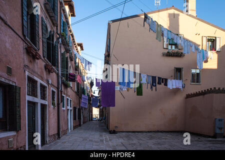 Wäsche aufhängen oben eine Straße in Venedig zu trocknen Stockfoto