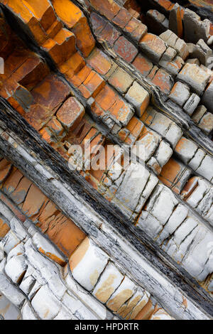 Detail der sedimentären Sandstein Schichten Felsformation in den Klippen am Sandymouth, Cornwall, England. Stockfoto