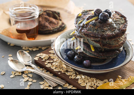Gesunde Pfannkuchen - Hafer, Blaubeeren und Zitrone Zeist. Stockfoto