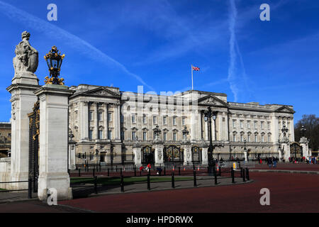 Sommer-Blick auf die Fassade des Buckingham Palace, St. James, London, England, UK Stockfoto